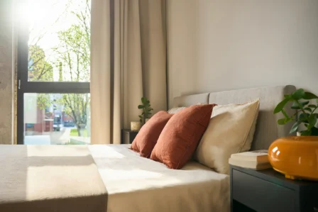 Sypialnia w nowoczesnym apartamencie serwisowanym we Wrocławiu