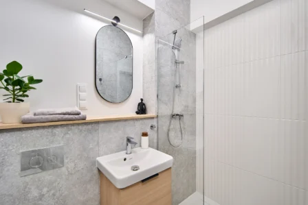 Nowoczesna urządzona łazienka w apartamencie Moovy Home na Swojczycach we Wrocławiu