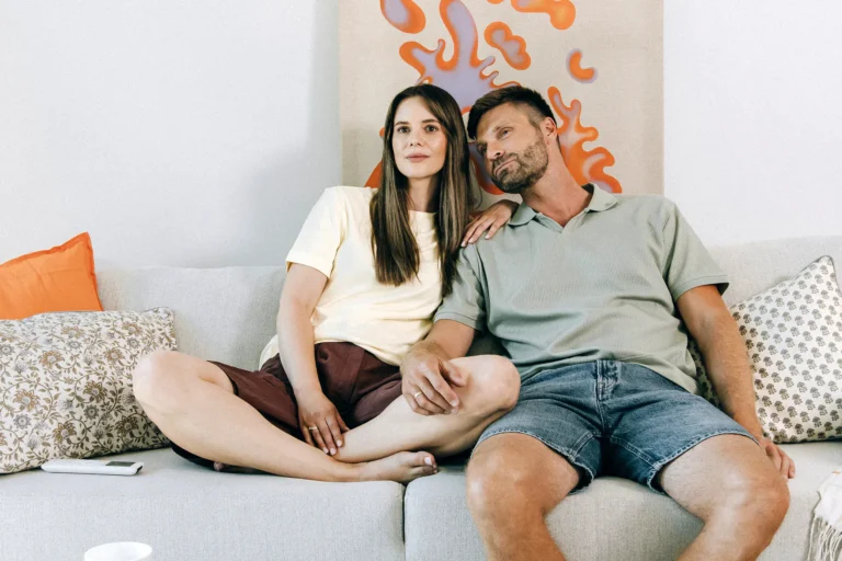 Wieczorne oglądanie filmu mieszkańców apartamentów abonamentowych Moovy Home we Wrocławiu