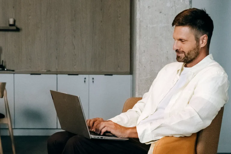 Strefa coworkingowa dla mieszkańców apartamentów Moovy Home we Wrocławiu